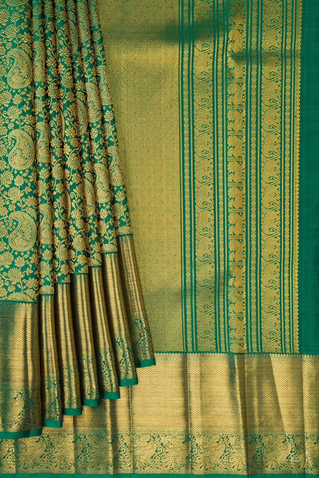 Pleats and pallu of Bottle Green Kanchipuram Silk Saree with Zari Brocade on the body and Zari Border. 