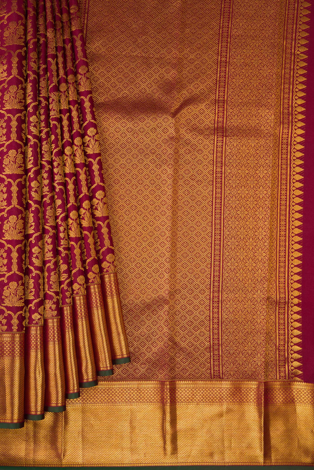 Pleats and pallu of Maroon Dual Tone Kanchipuram Silk Saree with Zari Brocade on the body and Zari Border. 