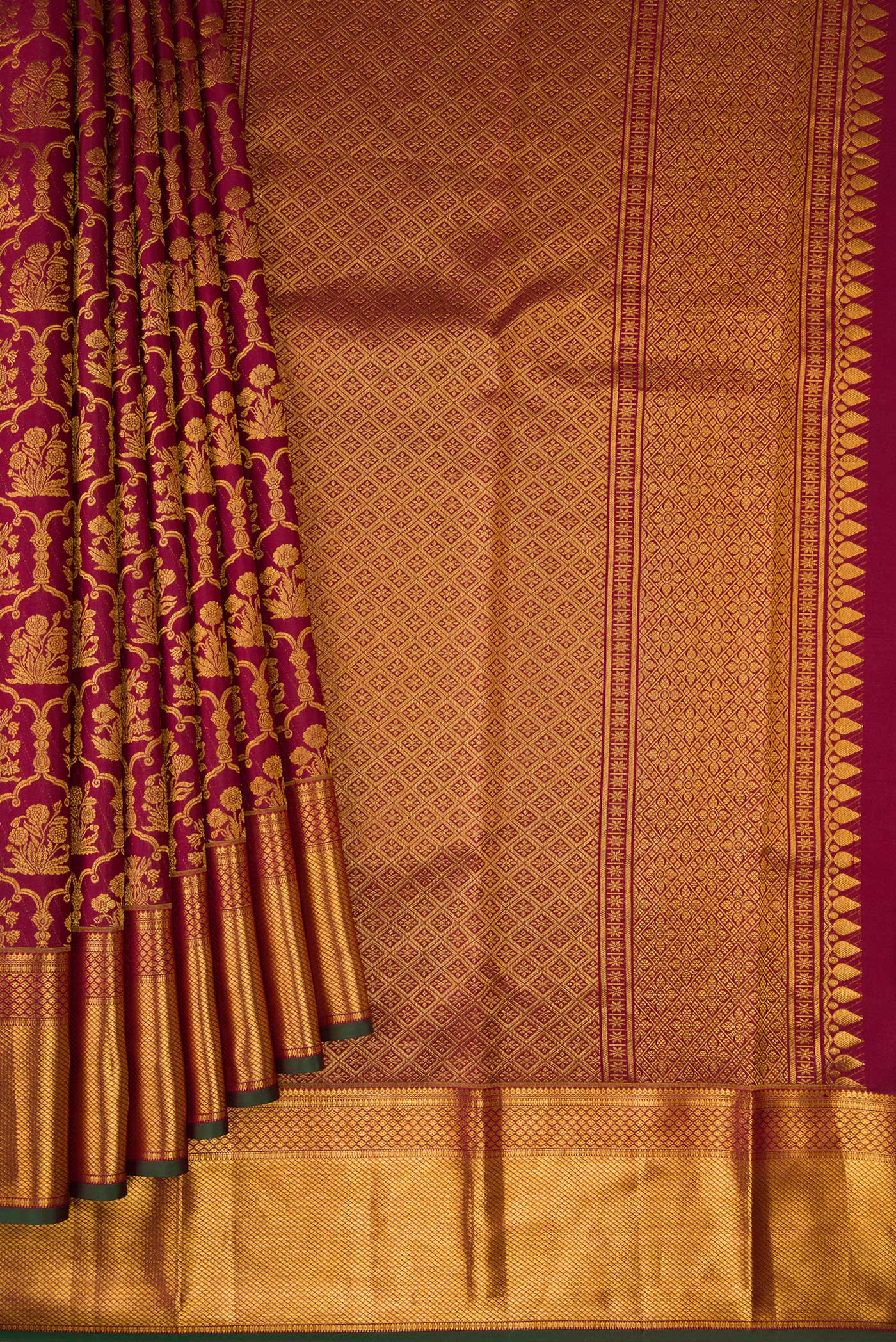 Pleats and pallu of Maroon Dual Tone Kanchipuram Silk Saree with Zari Brocade on the body and Zari Border. 
