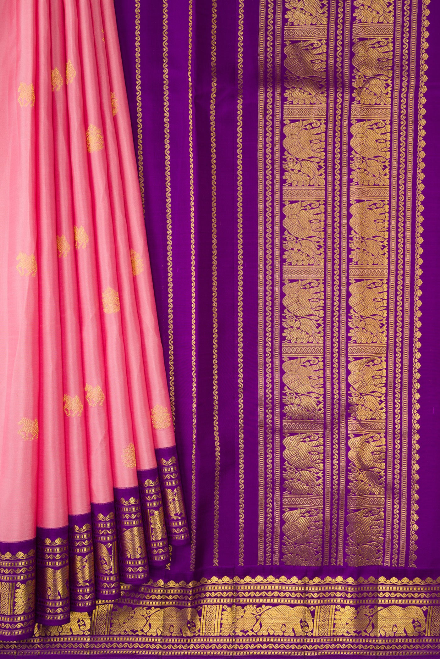 Pleats and pallu of Pink Dual Tone Kanchipuram Silk Saree with Zari Butta on the body and Zari Border. 