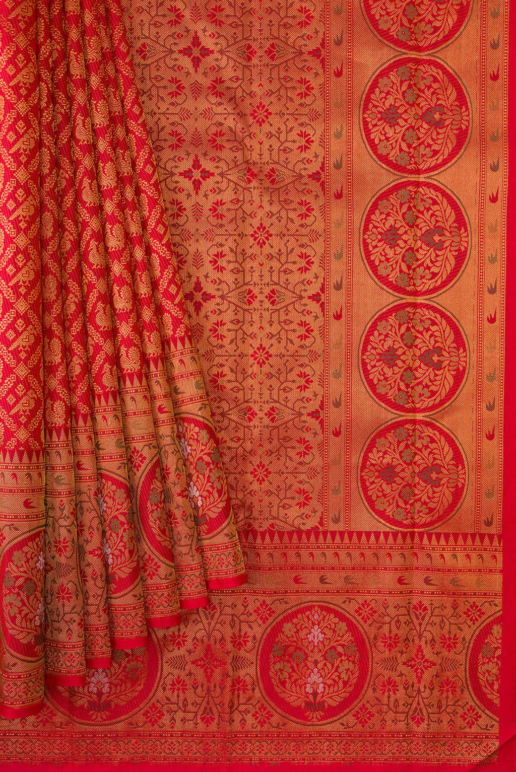Pleats and pallu of Red Dual Tone Kanjivaram Silk Saree with Zari Brocade on the body and Zari Border. 