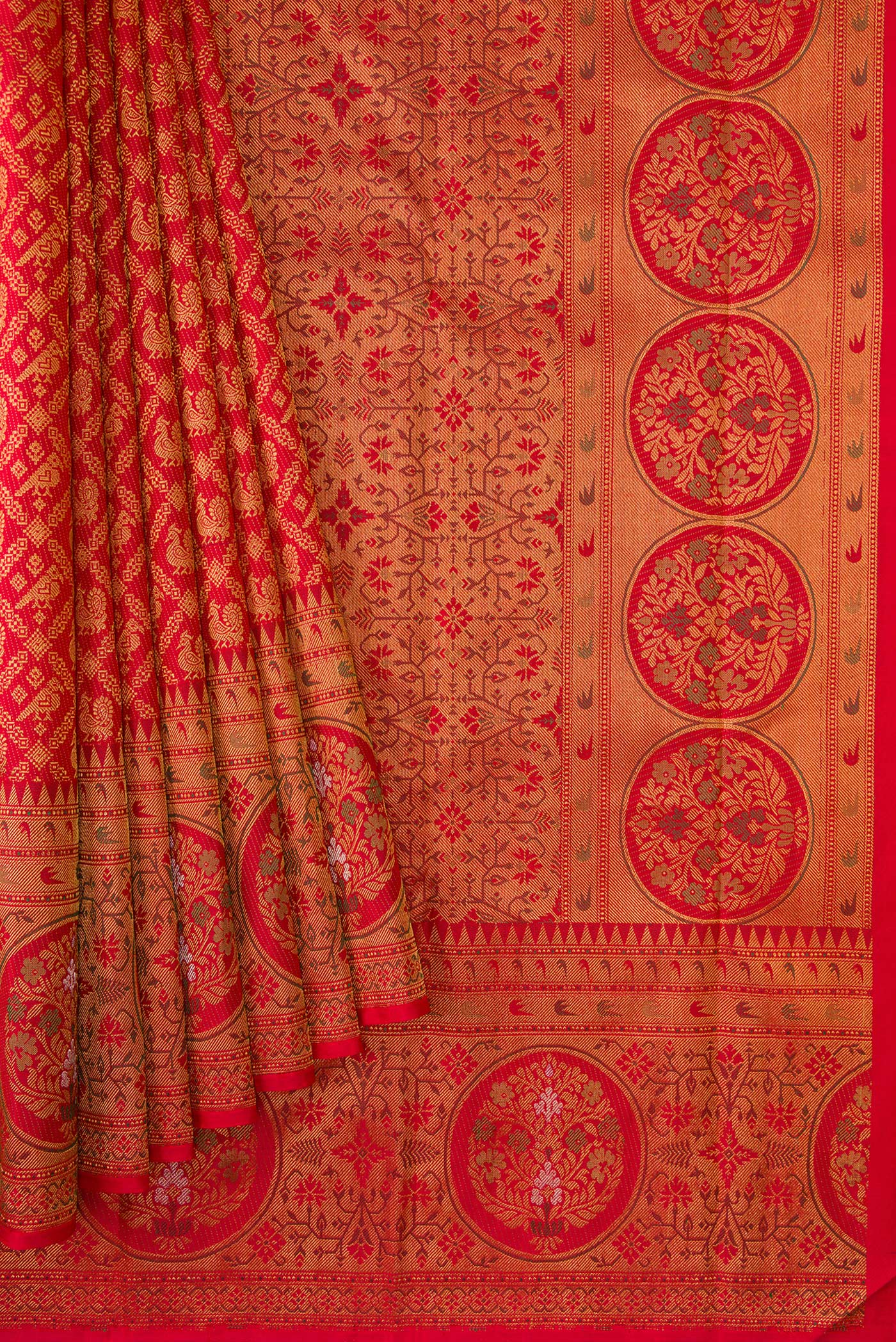 Pleats and pallu of Red Dual Tone Kanjivaram Silk Saree with Zari Brocade on the body and Zari Border. 