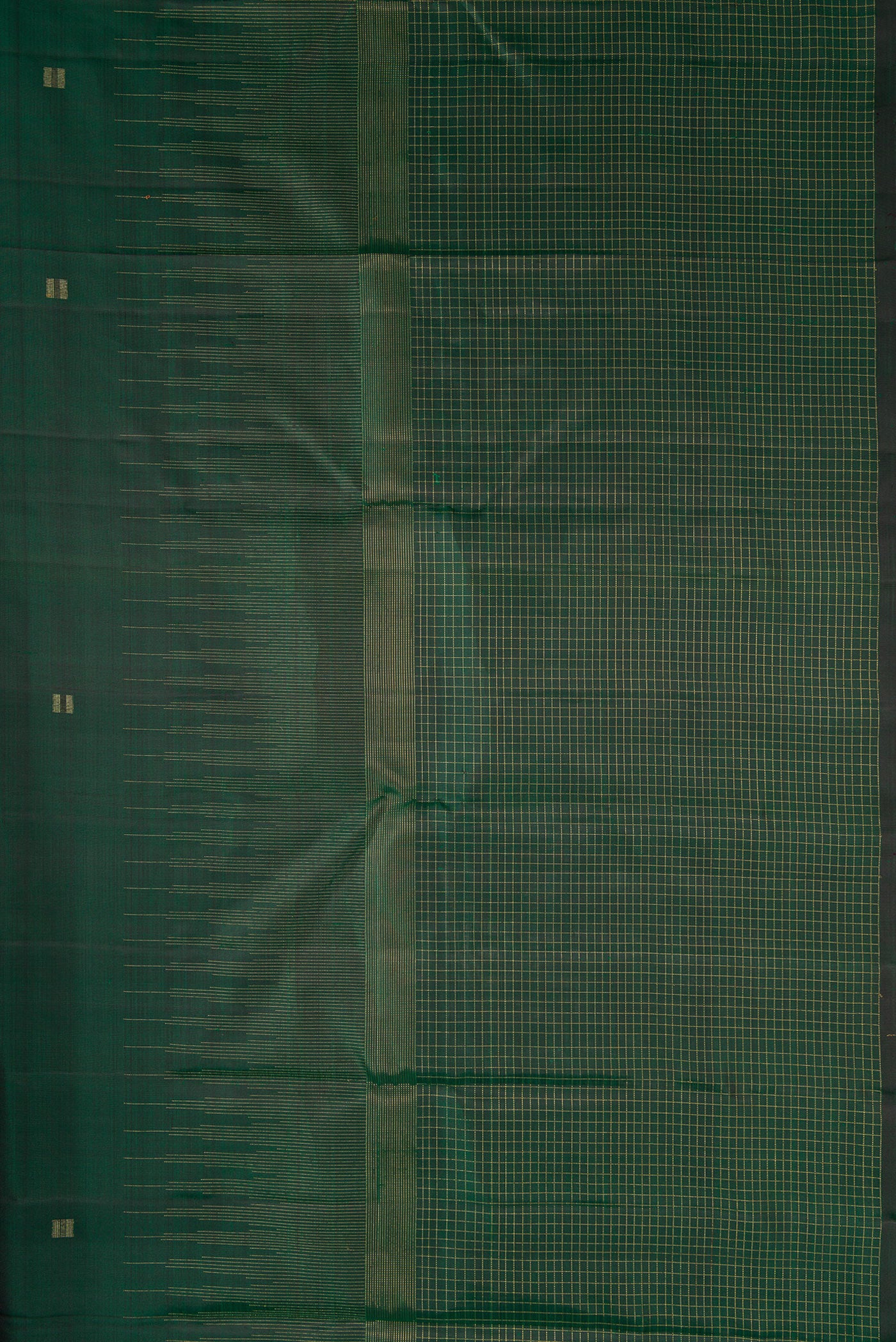 Border image of Pure Silk Pure Zari Bottle Green Dual Tone Kanchipuram Saree with Zari Butta on the body and Fancy Border. 