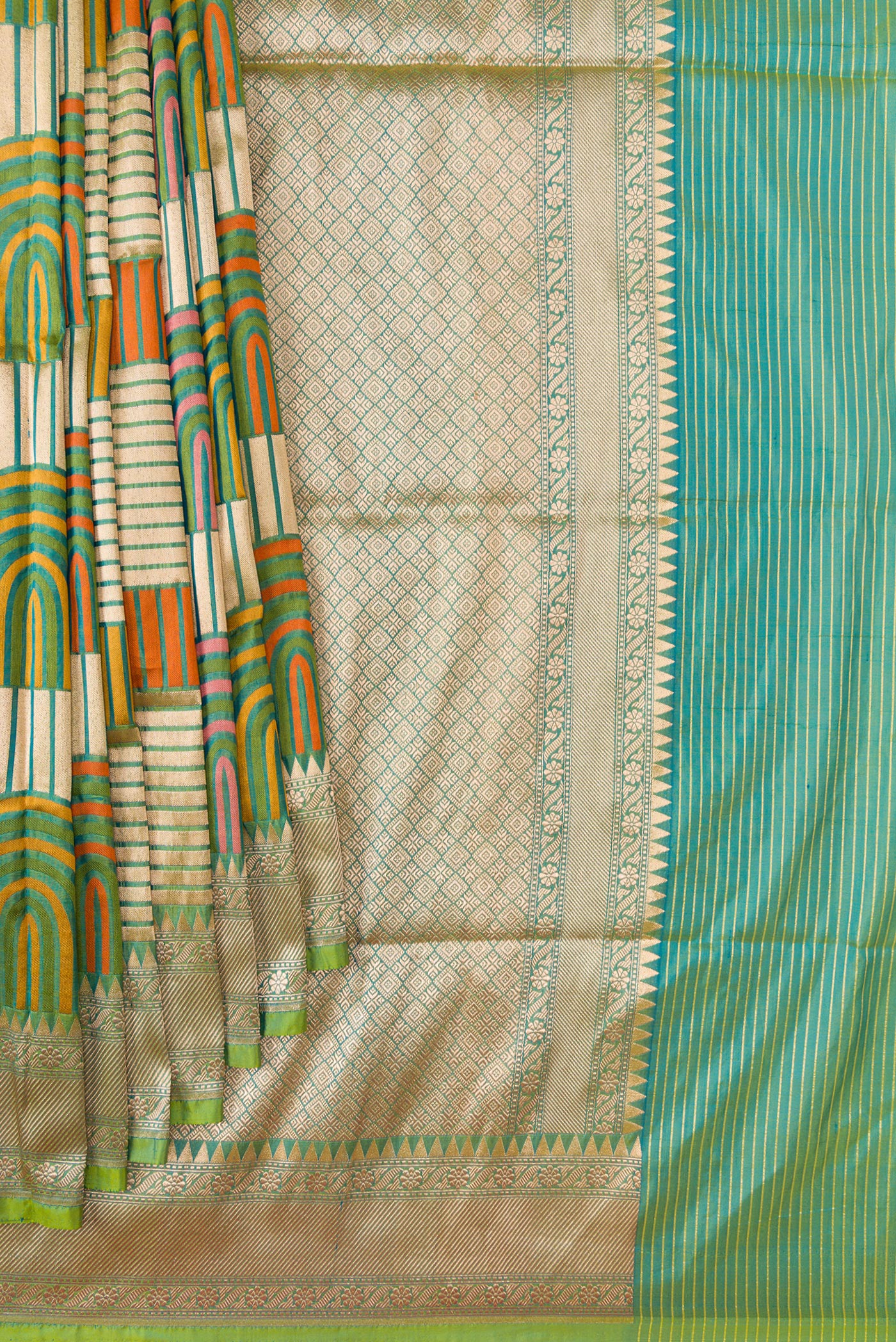 Pleats and pallu of Green Dual Tone Banarasi Silk Saree with Zari Brocade on the body and Zari Border. 