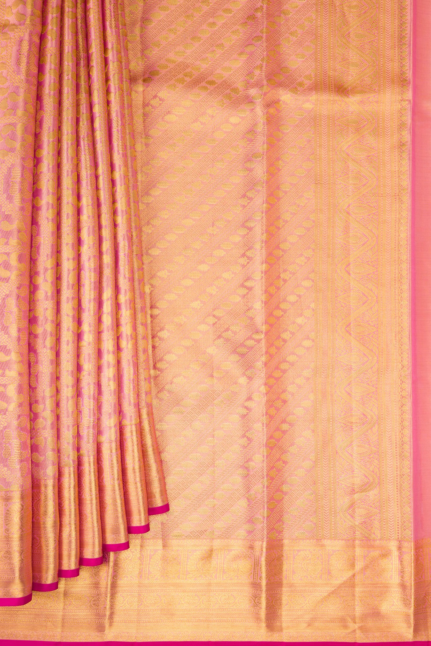 Pleats and pallu of Rose pink Dual Tone Kanchipuram Tissue Silk Saree with Zari Brocade on the body and Zari Border. 