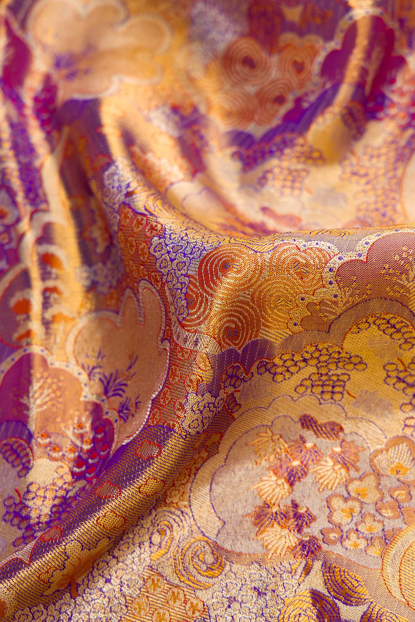 Close up of Lavender Dual Tone Kanjivaram Tissue Silk Saree with Zari Brocade on the body and Zari Border.  displaying folds