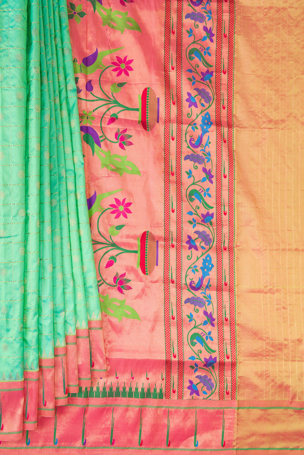 Pleats and pallu of Pure Silk Sea Green Dual Tone Paithani Saree with Checked design on the body and Paithani Border. 