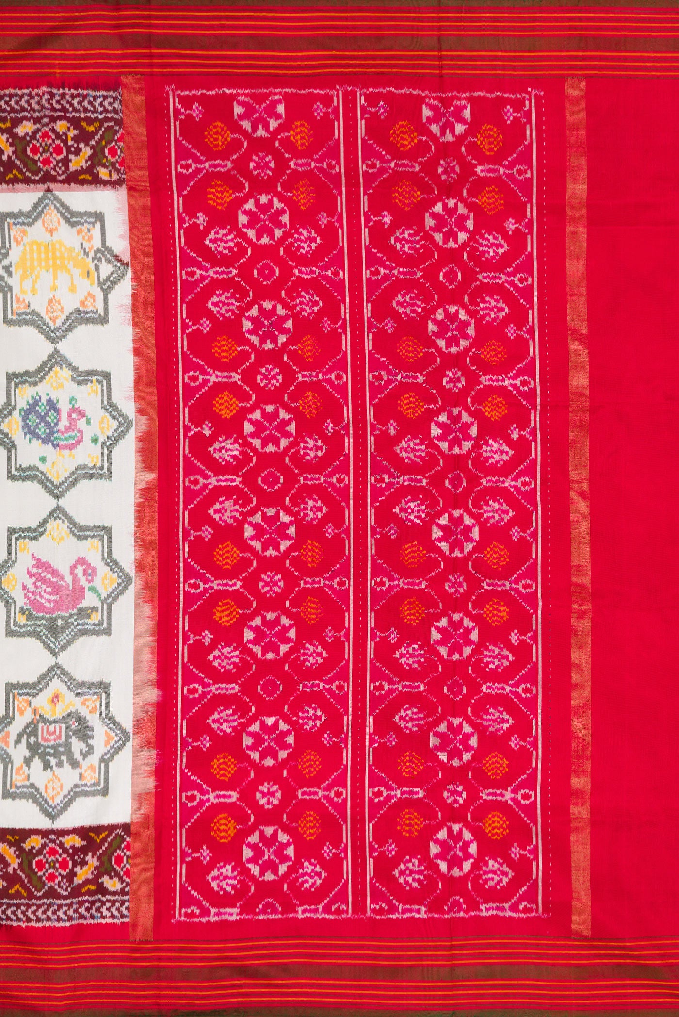 Close up image of the pallu of Off White Dual Tone Double Ikat Saree with Ikat Print on the body and Ikat Border. 
