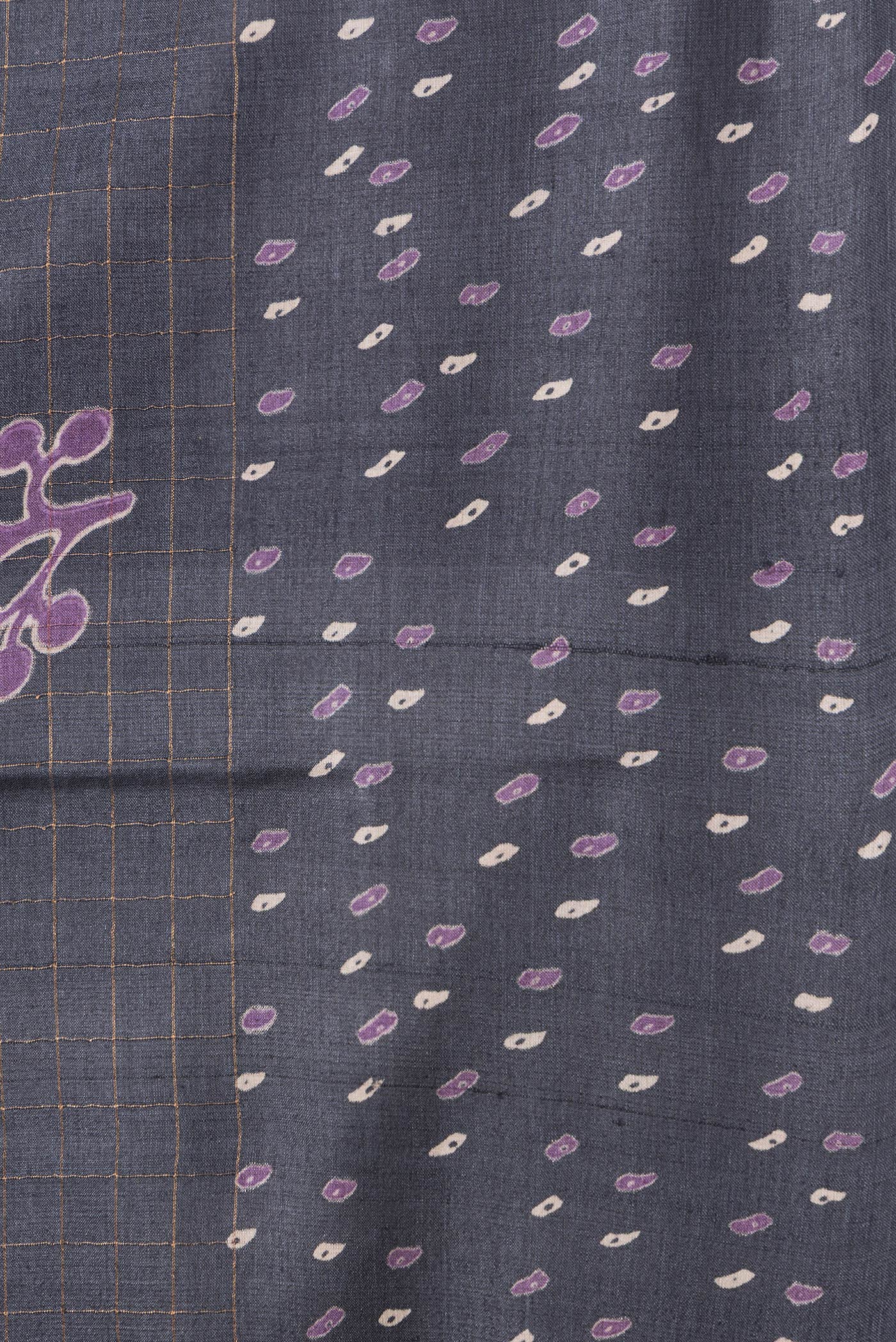 Border image of Grey Dual Tone Tussar Silk Saree with Checked design on the body and Printed Border. 