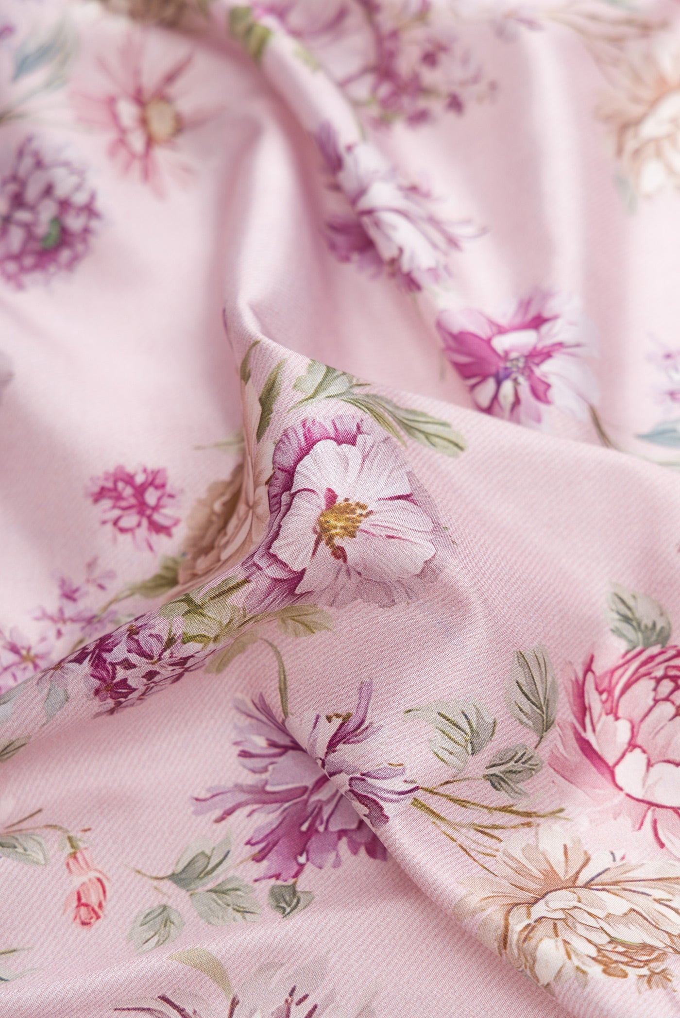 Close up of Lilac Dual Tone Kanchipuram Silk Saree with Printed design on the body and Zari Border.  displaying folds