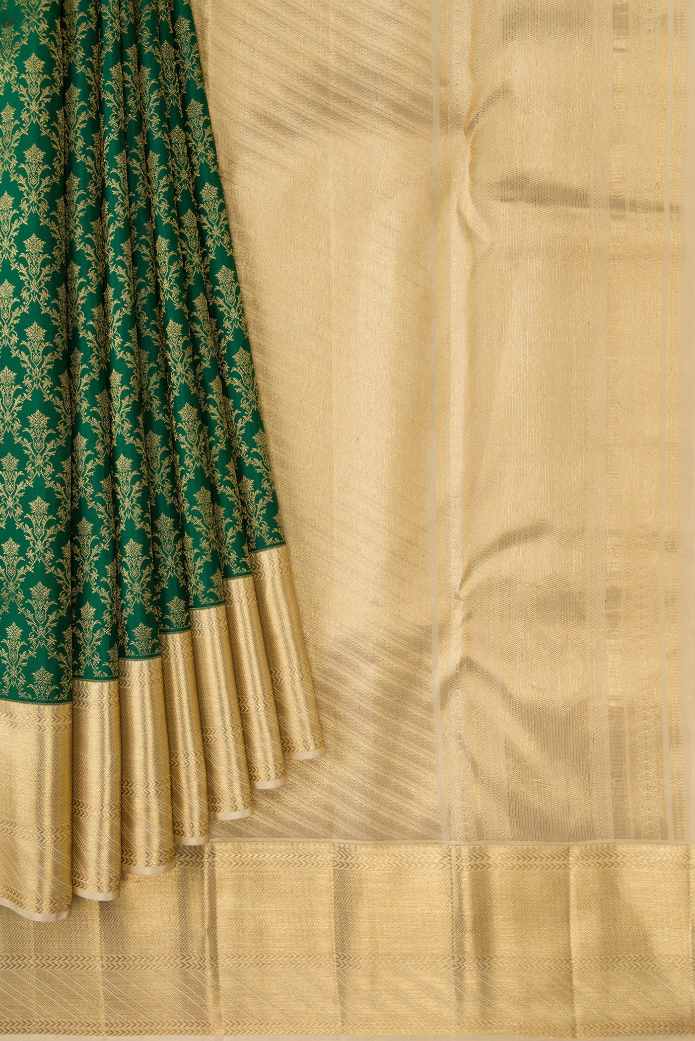 Pleats and pallu of Green Dual Tone Kanjivaram Silk Saree with Zari Brocade on the body and Zari Border. 