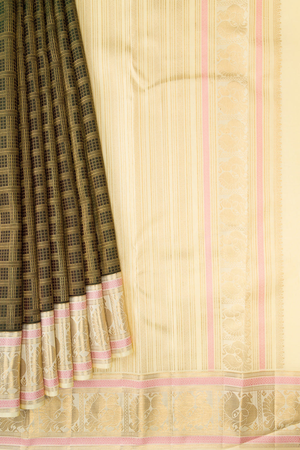 Pleats and pallu of Green Dual Tone Kanjivaram Silk Saree with Zari Brocade on the body and Zari Border. 