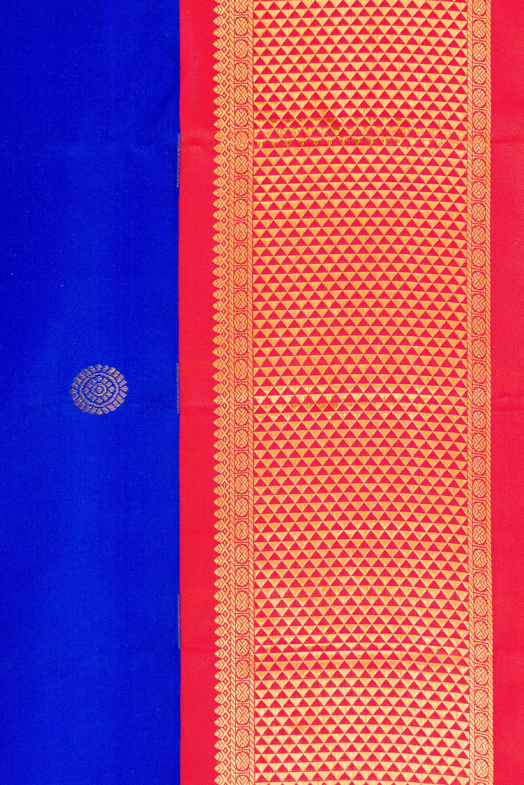 Border image of Pure Silk Pure Zari Royal Blue Dual Tone Kanjivaram Nine Yards Saree with Zari Butta on the body and Zari Border. 