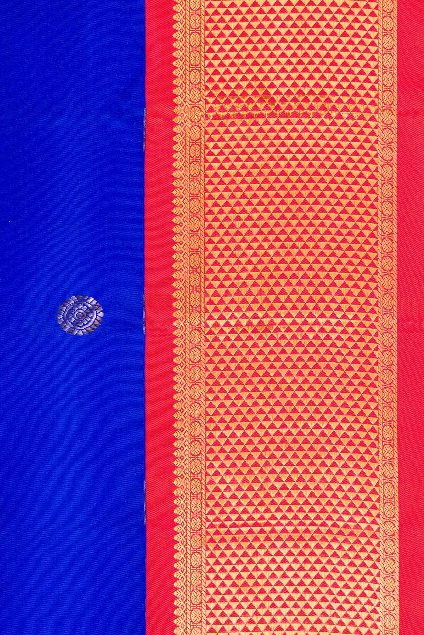 Border image of Pure Silk Pure Zari Royal Blue Dual Tone Kanjivaram Nine Yards Saree with Zari Butta on the body and Zari Border. 