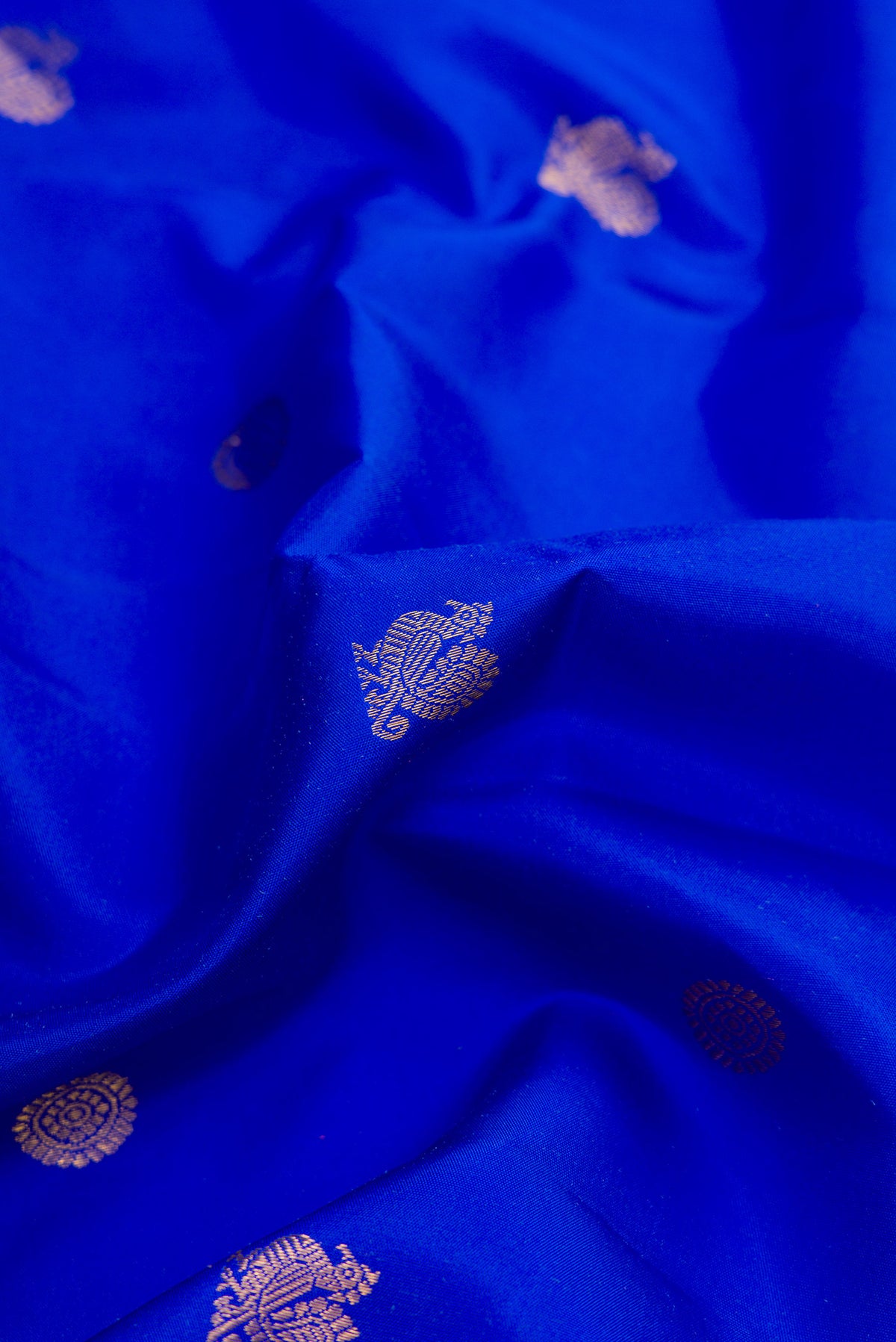 Close up of Pure Silk Pure Zari Royal Blue Dual Tone Kanjivaram Nine Yards Saree with Zari Butta on the body and Zari Border.  displaying folds