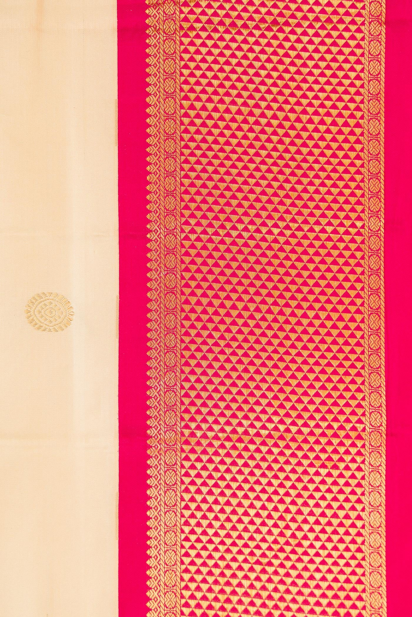 Border image of Pure Silk Pure Zari Off White Dual Tone Kanjivaram Nine Yards Saree with Zari Butta on the body and Zari Border. 