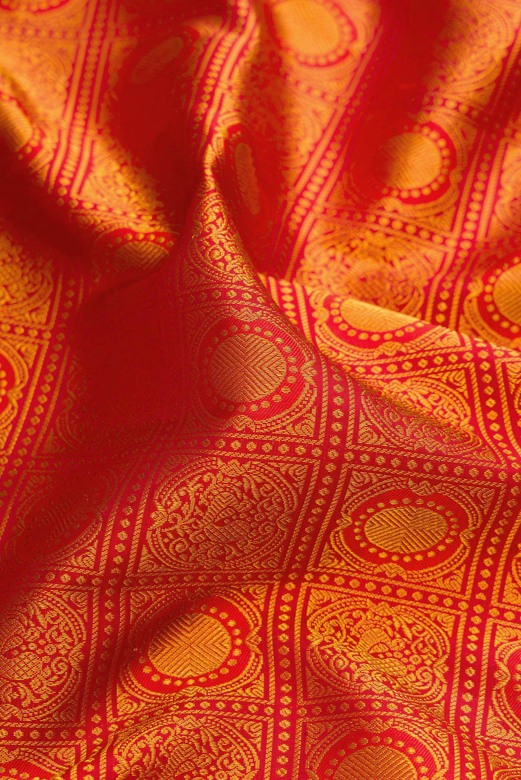 Close up of Dark Pink Dual Tone Kanjivaram Silk Saree with Zari Brocade on the body and Zari Border.  displaying folds