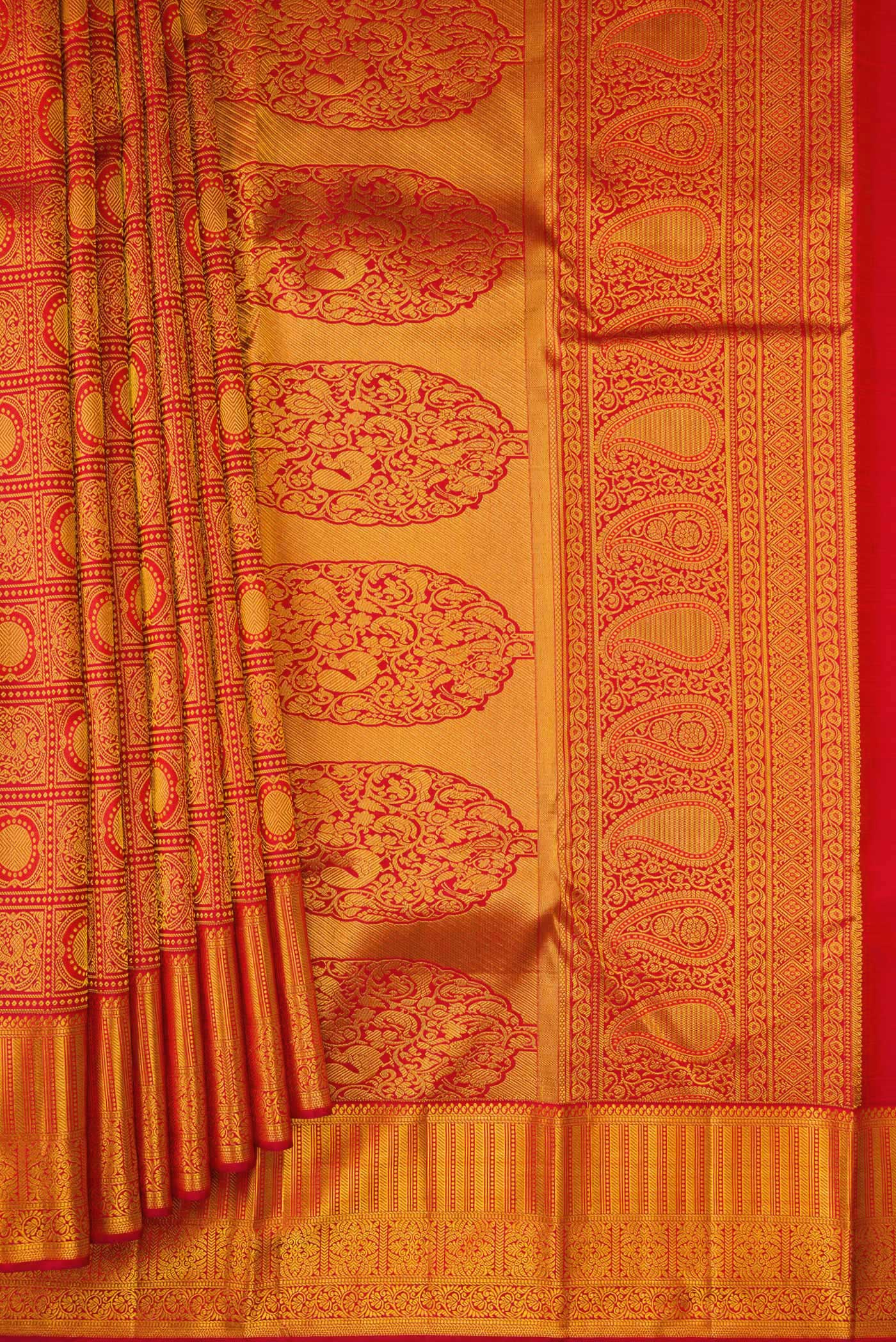 Pleats and pallu of Dark Pink Dual Tone Kanjivaram Silk Saree with Zari Brocade on the body and Zari Border. 