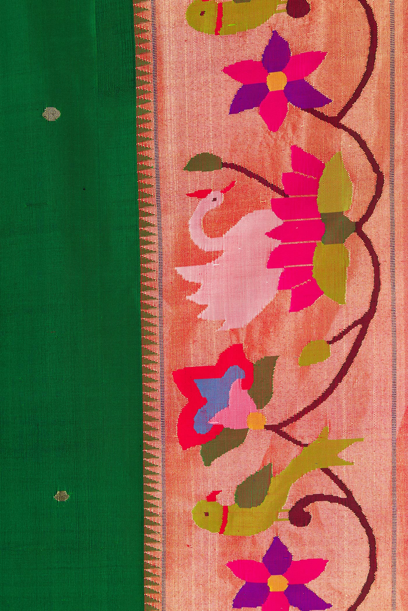 Border image of Pure Silk Pure Zari Bottle Green Dual Tone Paithani Saree with Zari Butta on the body and Paithani Border. 