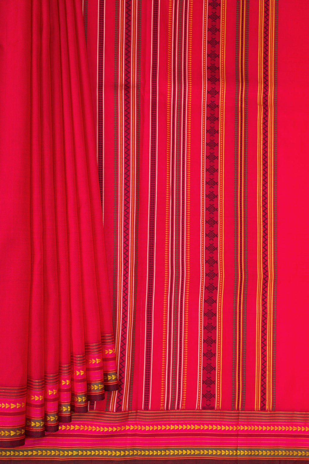 Pleats and pallu of Red Dual Tone Kanchipuram Silk Saree with Plain Body and Thread Border. 