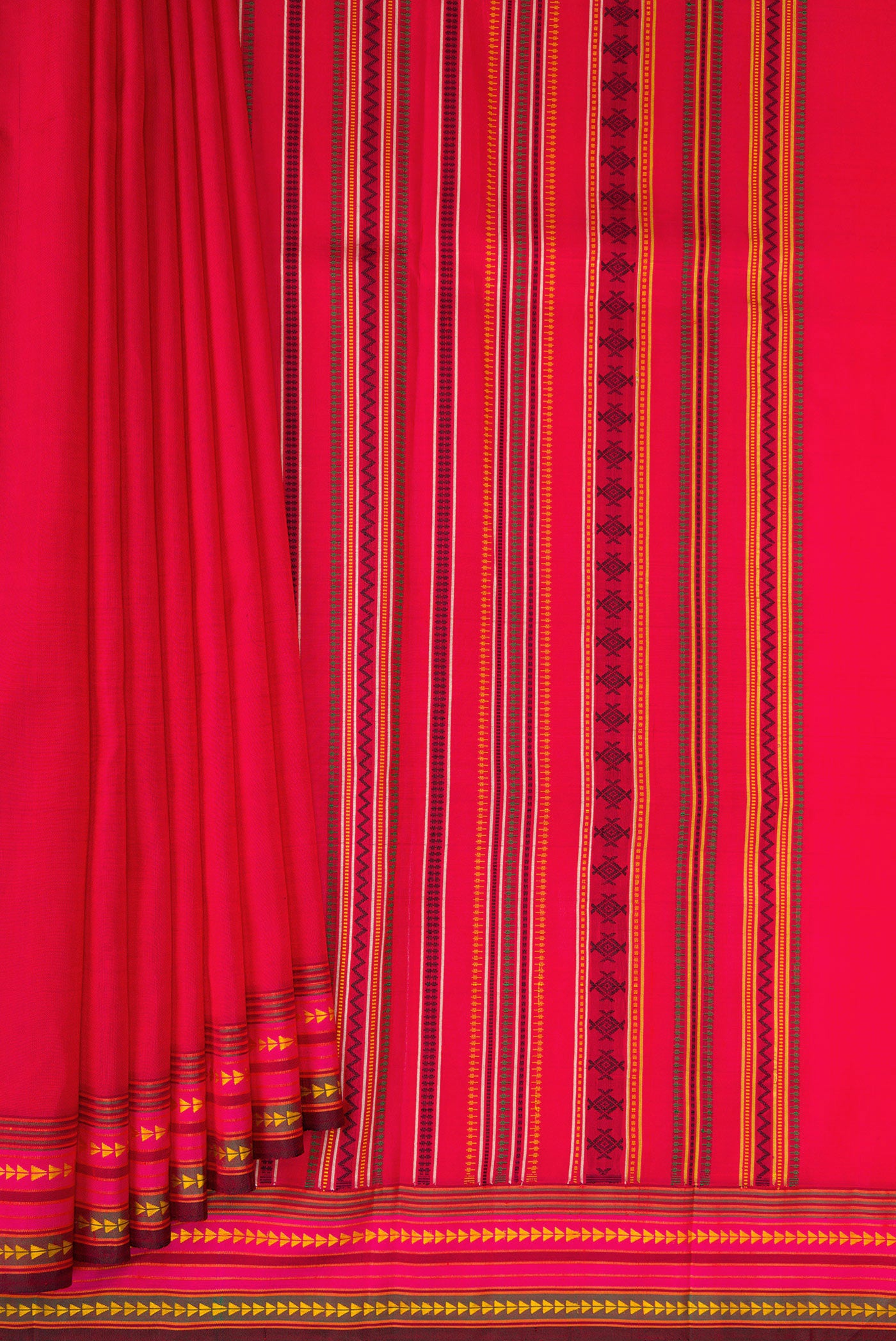 Pleats and pallu of Red Dual Tone Kanchipuram Silk Saree with Plain Body and Thread Border. 