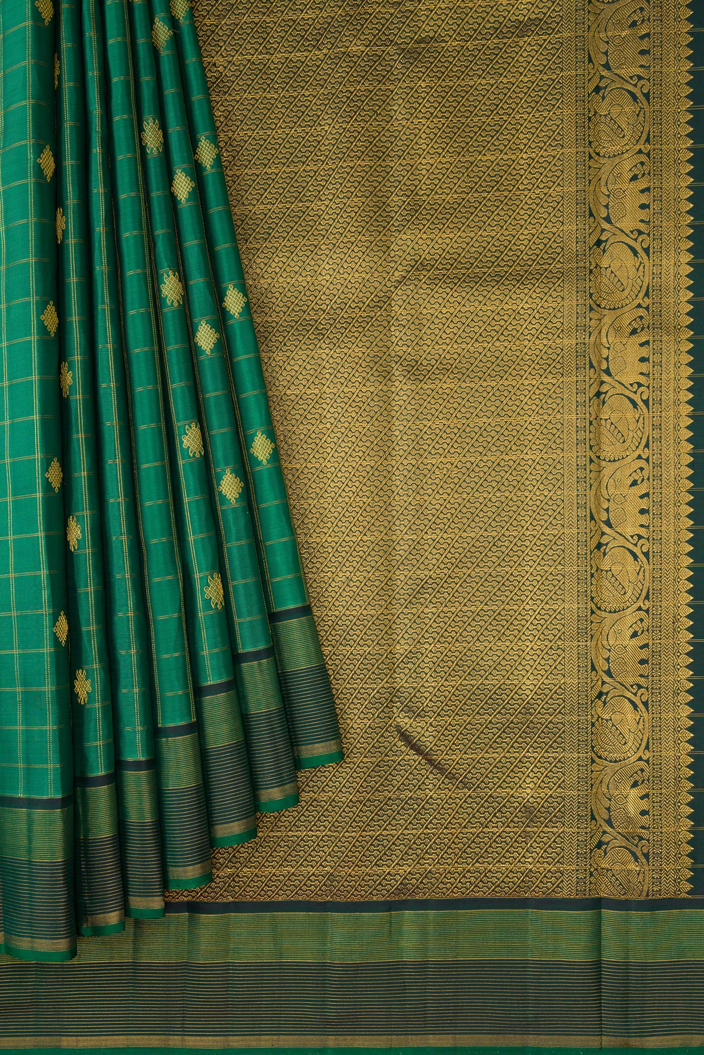 Pleats and pallu of Green Dual Tone Kanjivaram Silk Saree with Checked design on the body and Zari Border. 