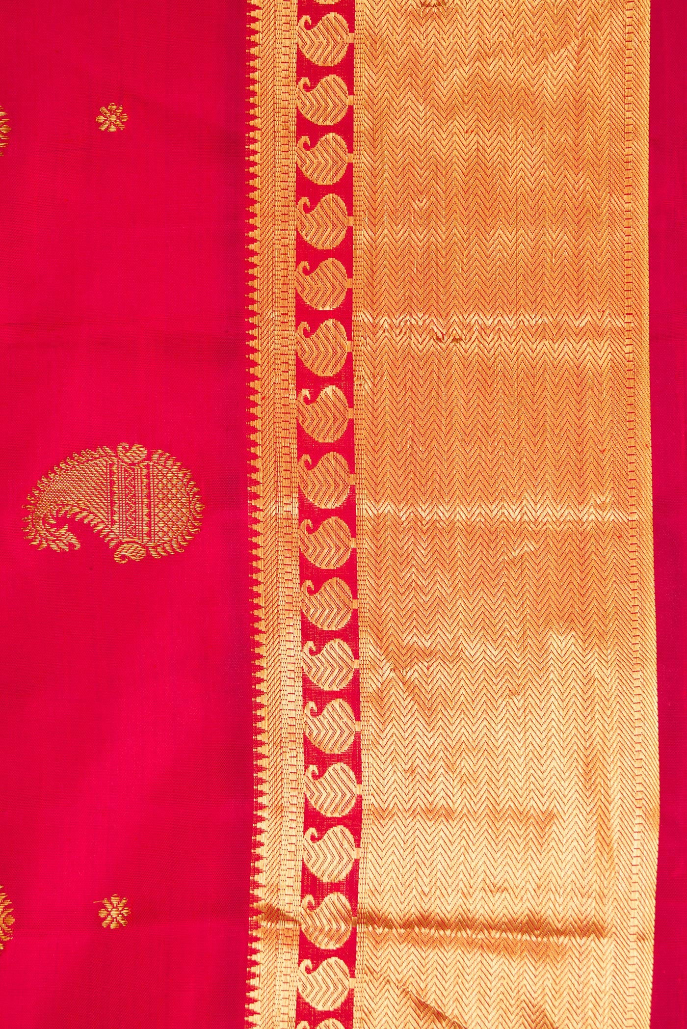 Border image of Pure Silk Pure Zari Red Dual Tone Kanjivaram Saree with Zari Butta on the body and Zari Border. 