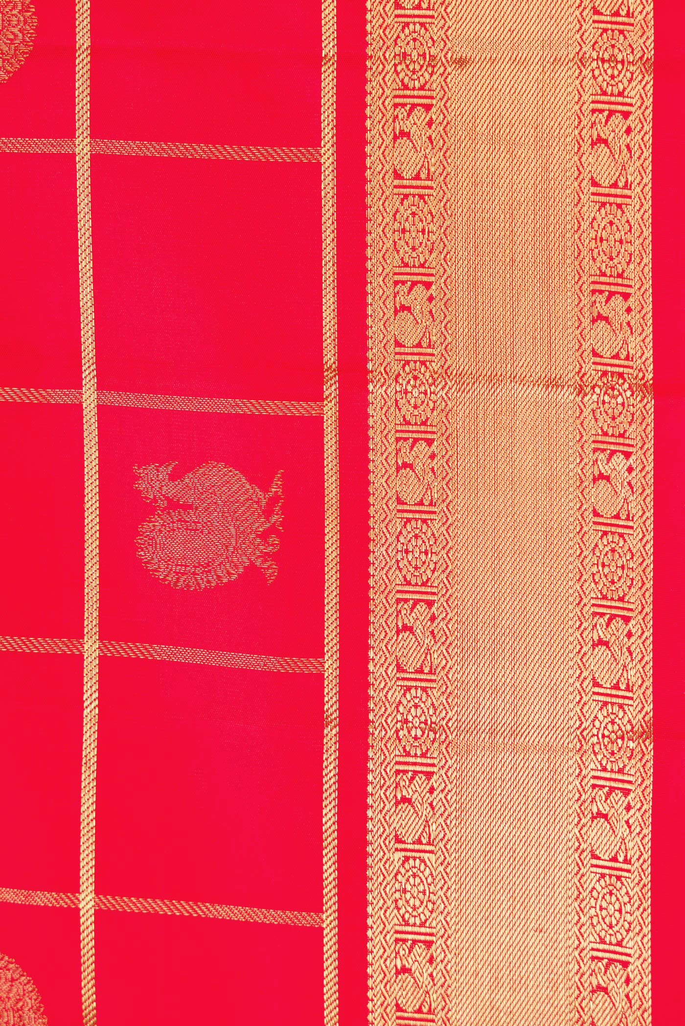Border image of Pure Silk Pure Zari Red Dual Tone Kanjivaram Saree with Checked design on the body and Zari Border. 