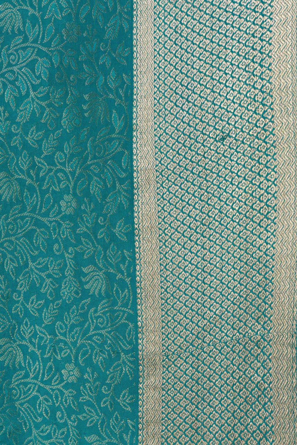 Border image of Sky Blue Dual Tone Georgette Saree with Zari Brocade on the body and Zari Border. 