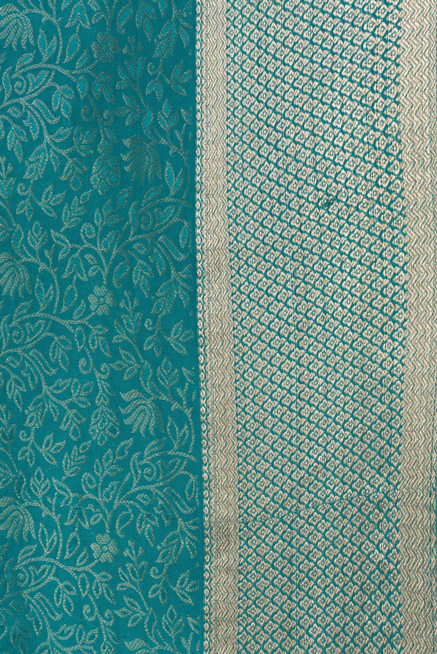 Border image of Sky Blue Dual Tone Georgette Saree with Zari Brocade on the body and Zari Border. 