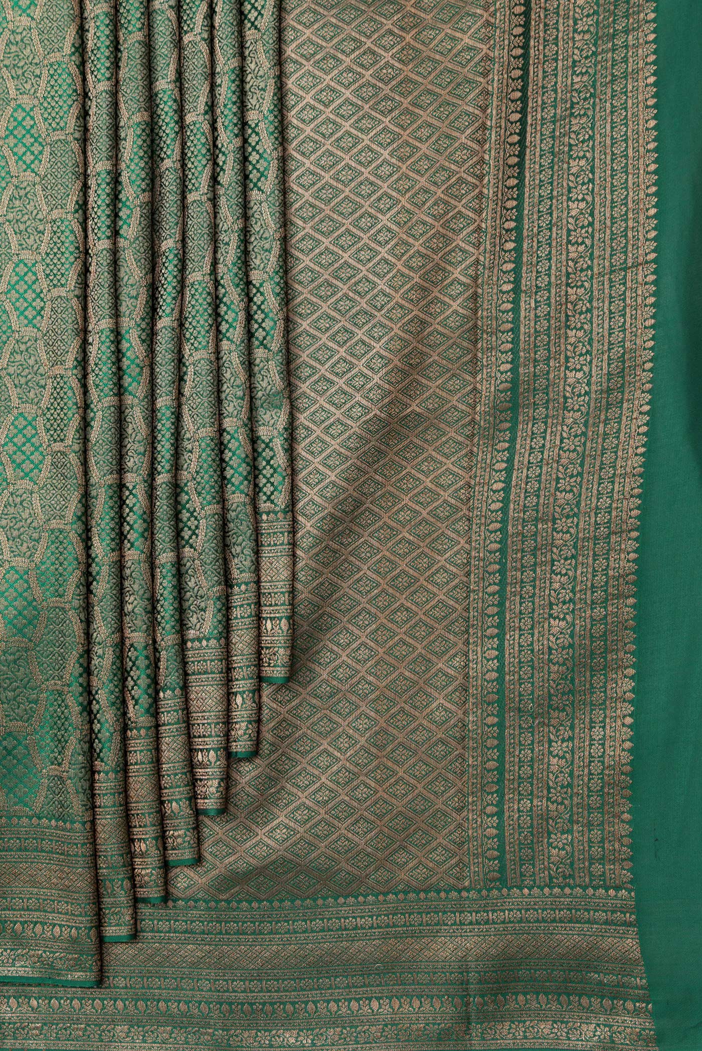 Pleats and pallu of Bottle Green Dual Tone Georgette Saree with Zari Brocade on the body and Zari Border. 
