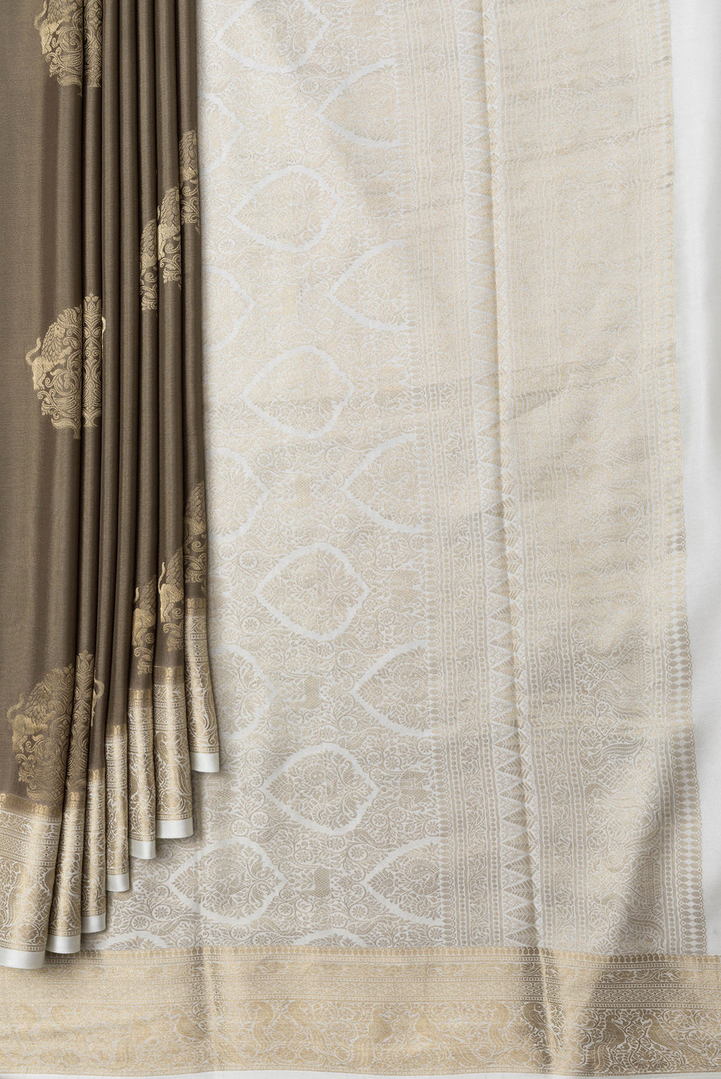 Pleats and pallu of Mehandi Green Dual Tone Mysore Silk Saree with Zari Butta on the body and Zari Border. 