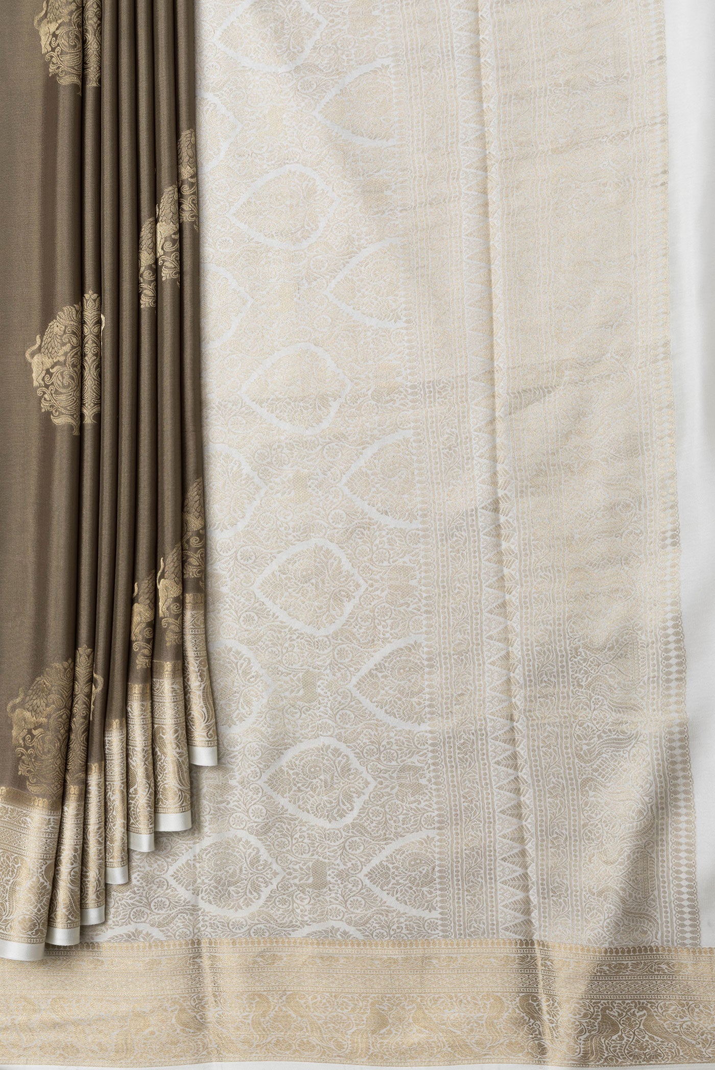 Pleats and pallu of Mehandi Green Dual Tone Mysore Silk Saree with Zari Butta on the body and Zari Border. 