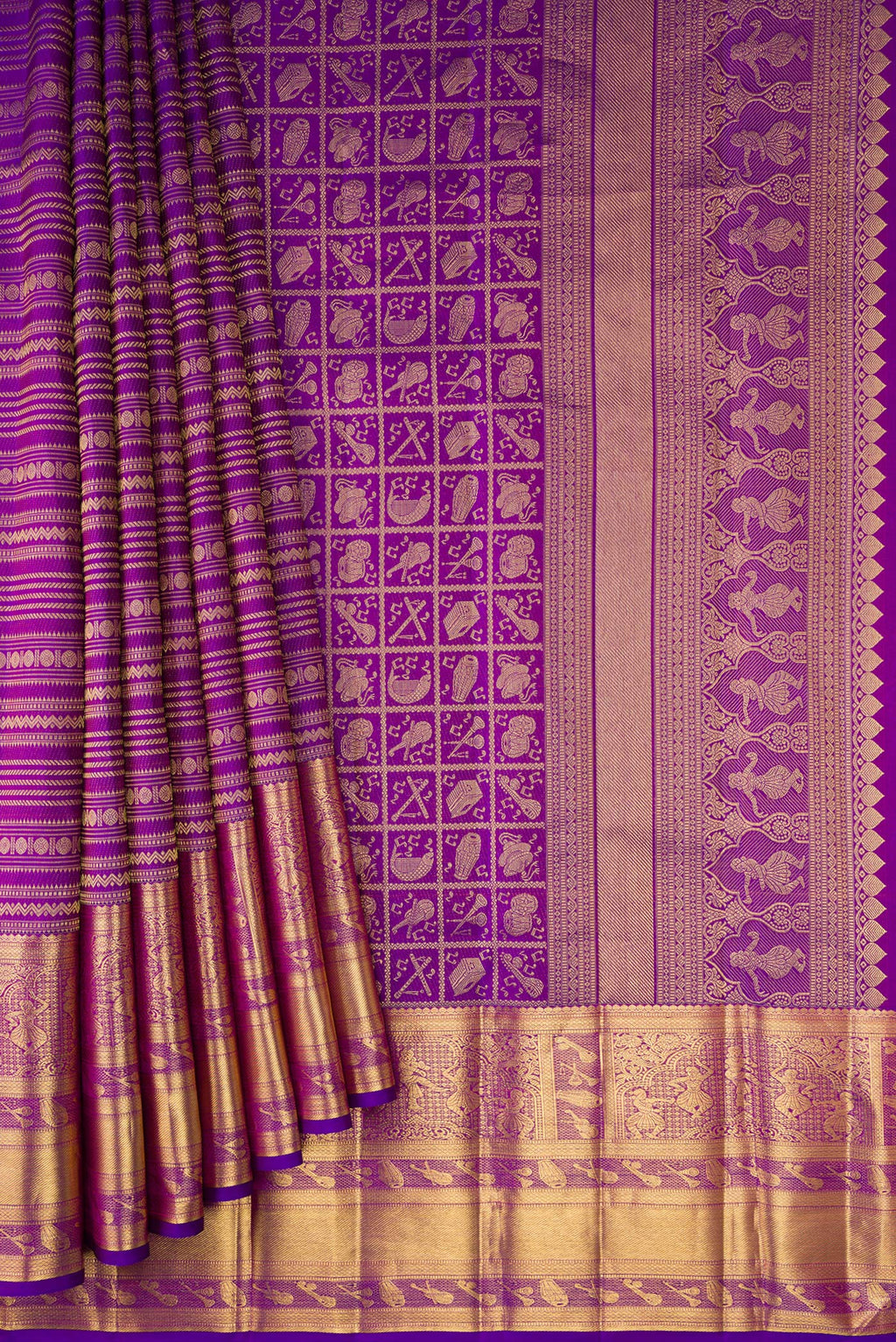 Pleats and pallu of Purple Dual Tone Kanchipuram Silk Saree with Zari Brocade on the body and Zari Border. 