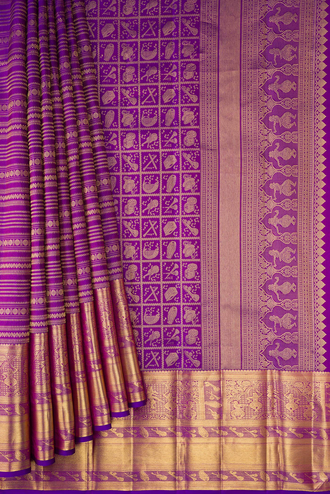 Pleats and pallu of Purple Dual Tone Kanchipuram Silk Saree with Zari Brocade on the body and Zari Border. 