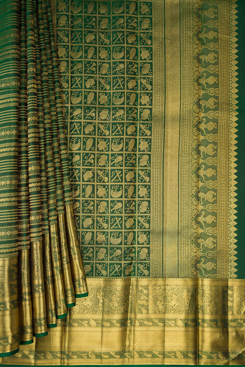 Pleats and pallu of Pure Silk Bottle Green Kanchipuram Saree with Zari Brocade on the body and Fancy Border. 