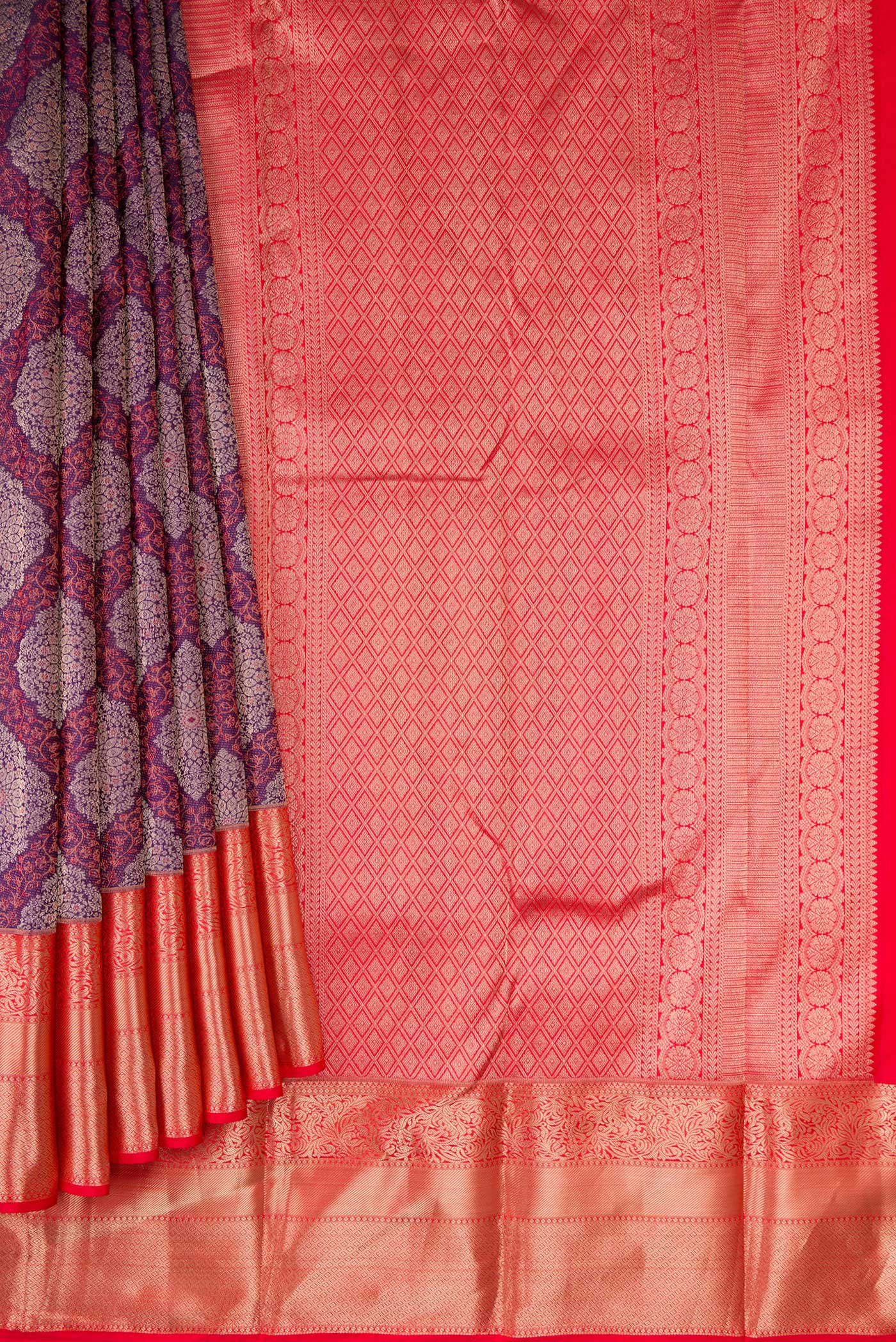 Pleats and pallu of Light Magenta Dual Tone Kanjivaram Silk Saree with Zari Brocade on the body and Zari Border. 