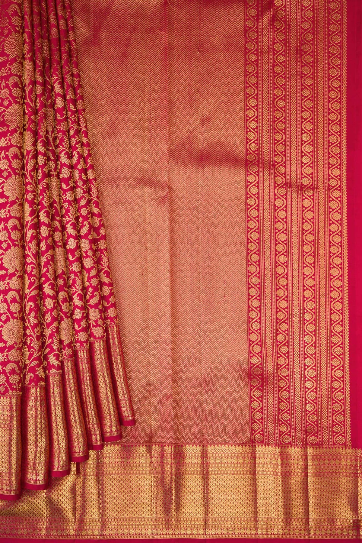 Pleats and pallu of Maroon Dual Tone Kanchipuram Silk Saree with Zari Brocade on the body and Zari Border. 