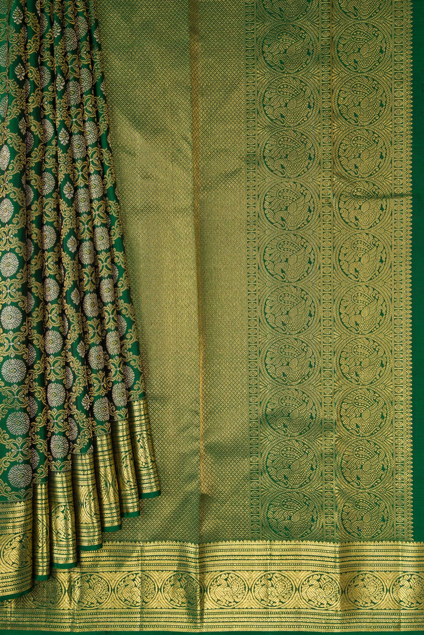 Pleats and pallu of Green Dual Tone Kanchipuram Silk Saree with Zari Brocade on the body and Zari Border. 