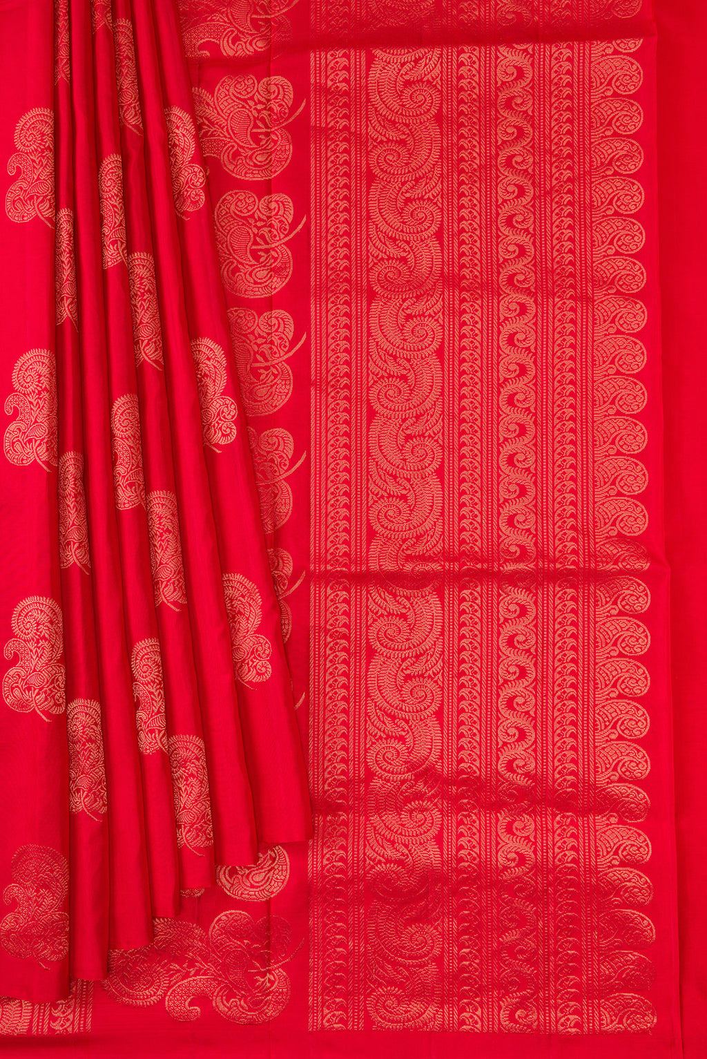 Pleats and pallu of Red Dual Tone Kanjivaram Silk Saree with Zari Butta on the body and Without Border. 