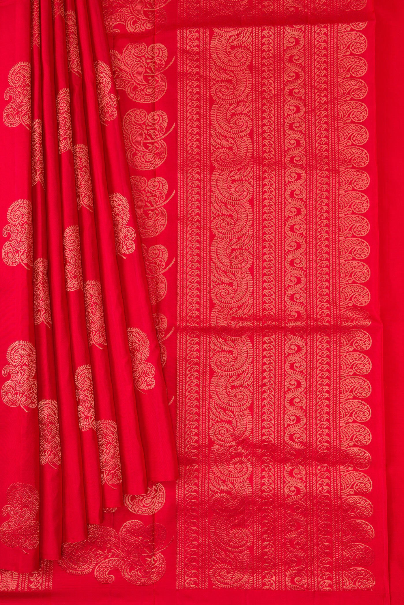 Pleats and pallu of Red Dual Tone Kanjivaram Silk Saree with Zari Butta on the body and Without Border. 