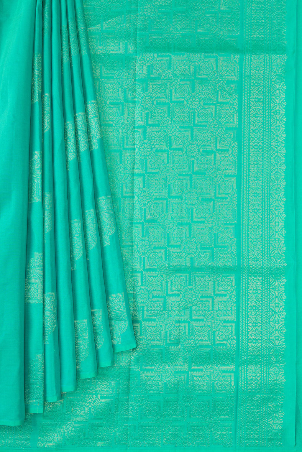 Pleats and pallu of Sea Green Dual Tone Kanjivaram Silk Saree with Zari Butta on the body and Without Border. 