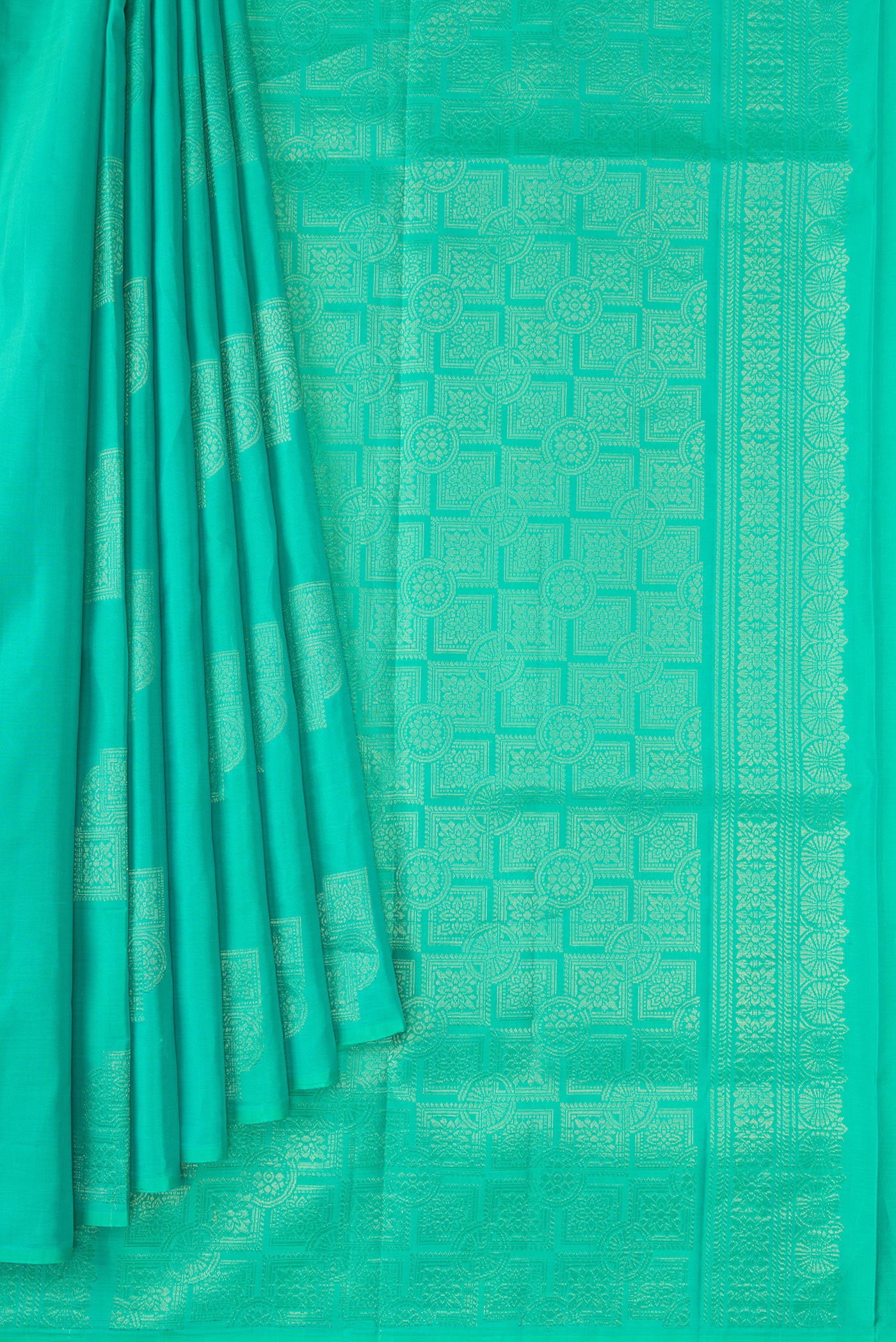 Pleats and pallu of Sea Green Dual Tone Kanjivaram Silk Saree with Zari Butta on the body and Without Border. 
