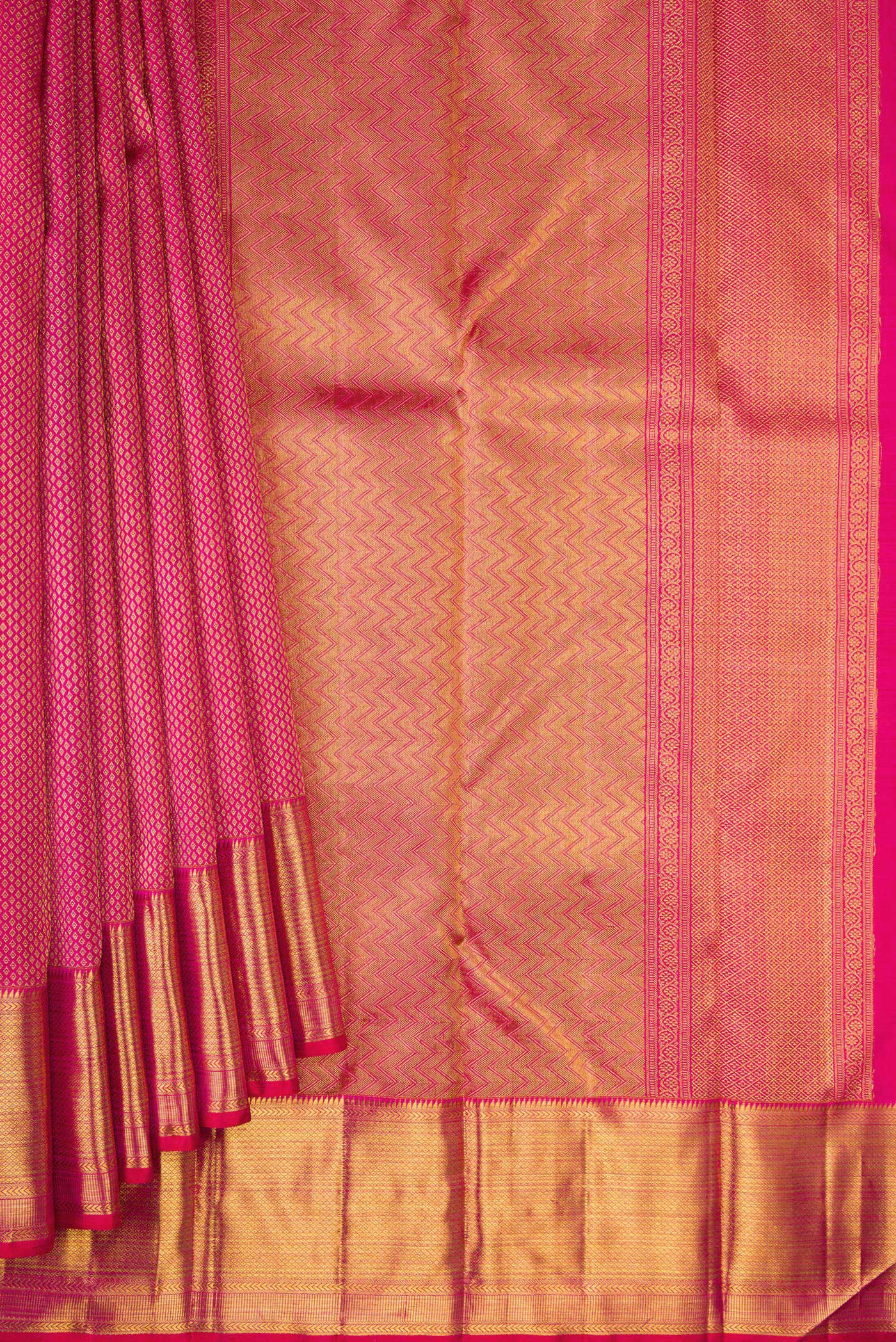 Pleats and pallu of Pink Dual Tone Kanchipuram Silk Saree with Zari Brocade on the body and Zari Border. 
