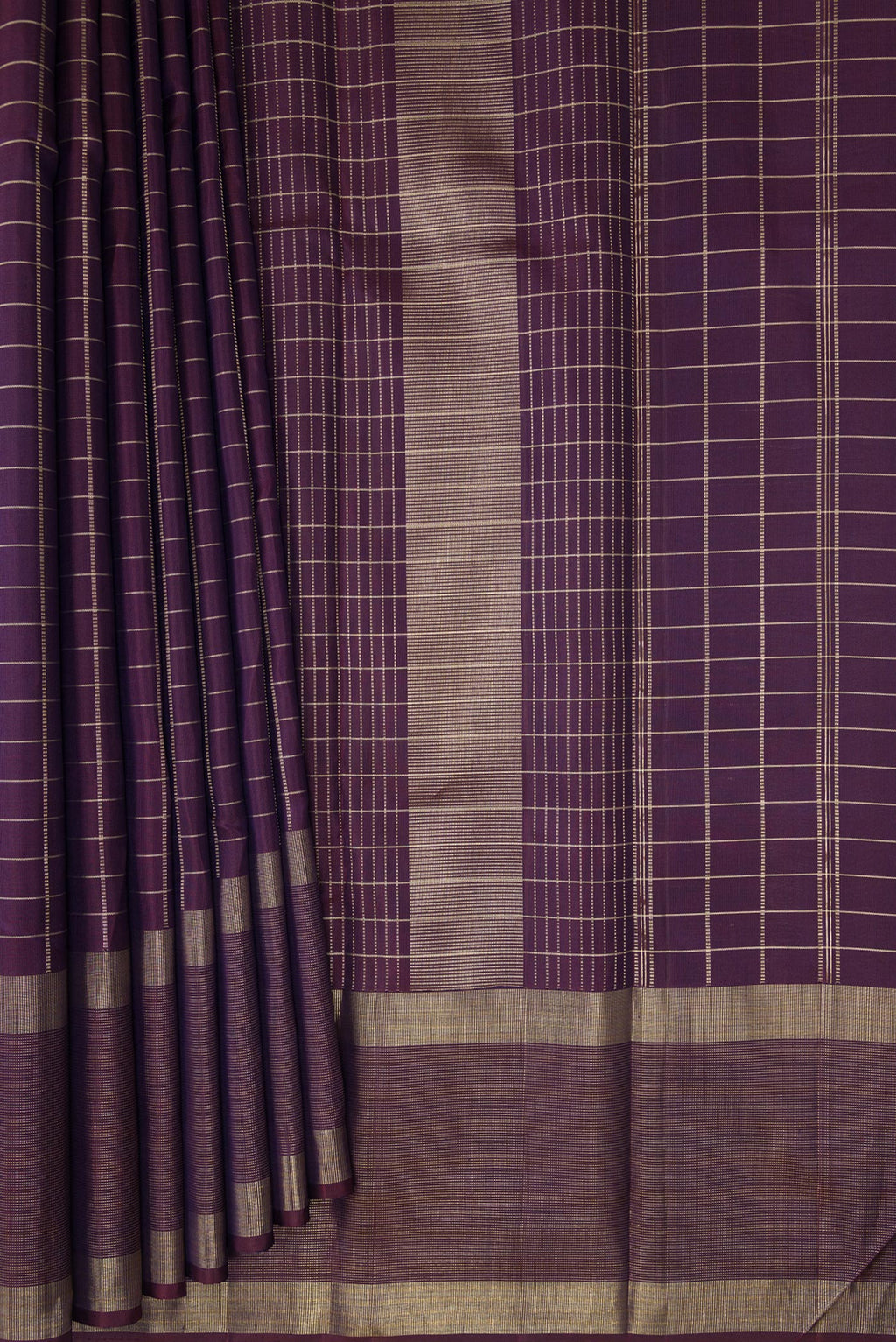 Pleats and pallu of Purple Kanchipuram Silk Saree with Checked design on the body and Plain Border. 