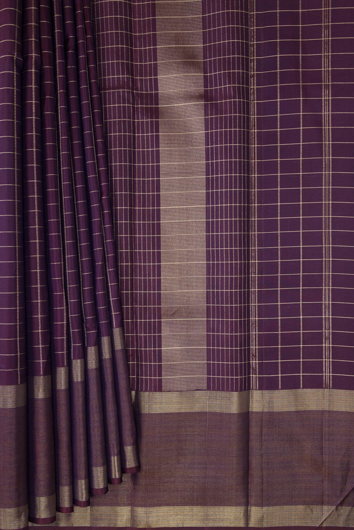 Pleats and pallu of Purple Kanchipuram Silk Saree with Checked design on the body and Plain Border. 