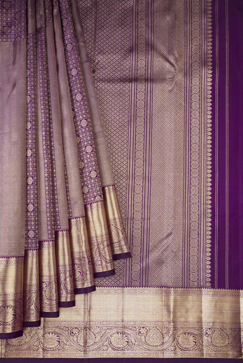 Pleats and pallu of Violet Dual Tone Kanchipuram Silk Saree with Zari Brocade on the body and Zari Border. 
