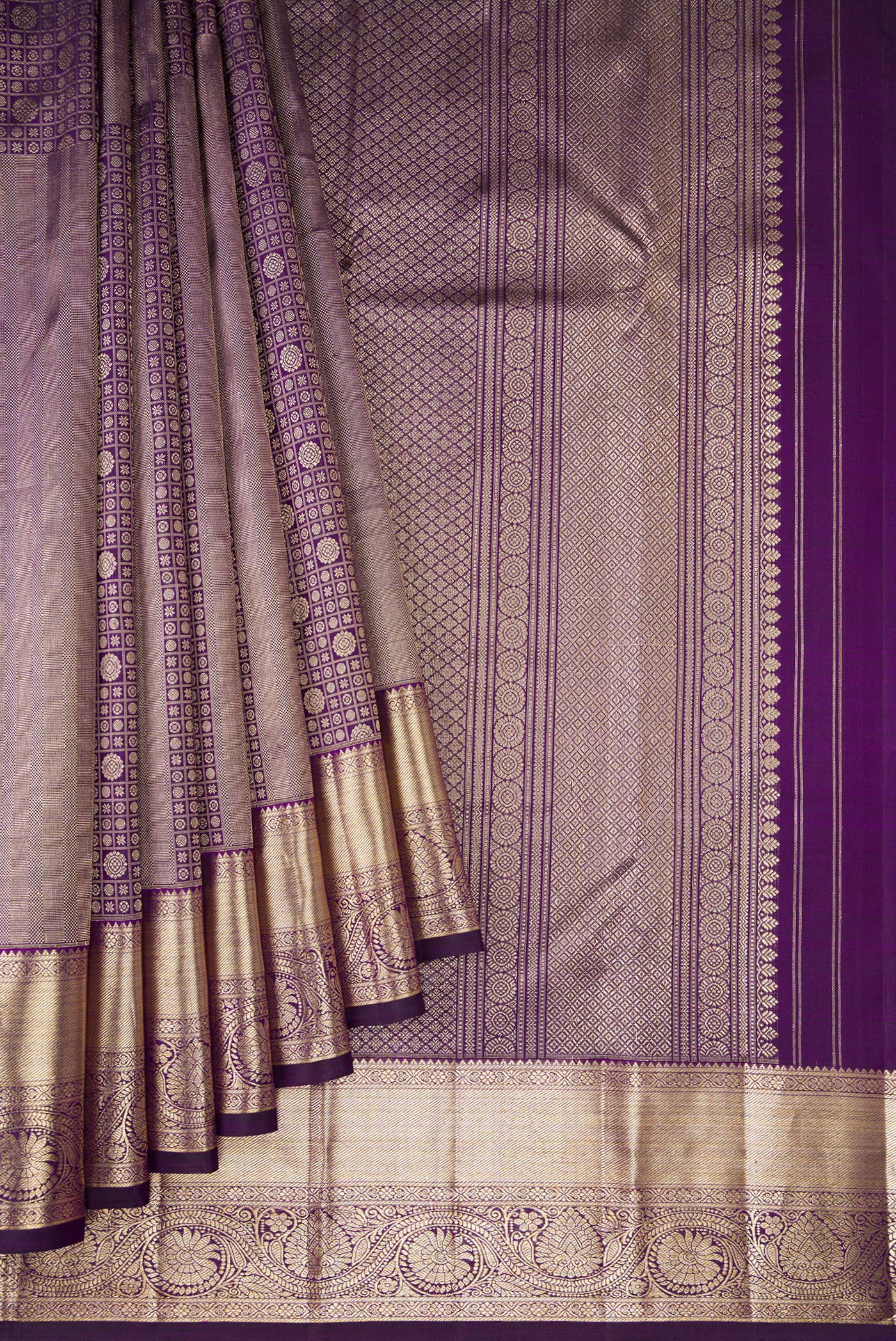 Pleats and pallu of Violet Dual Tone Kanchipuram Silk Saree with Zari Brocade on the body and Zari Border. 