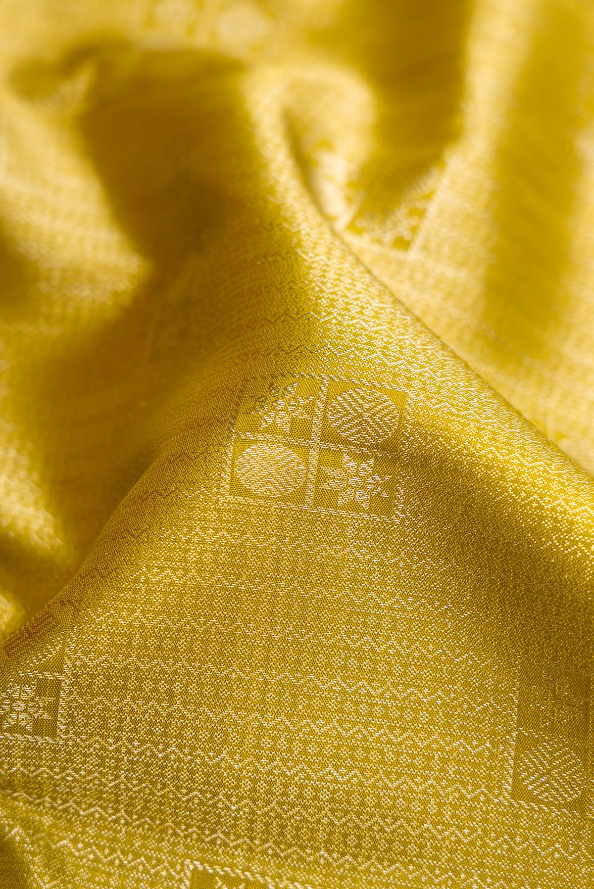Close up of Mehandi Green Dual Tone Kanchipuram Silk Saree with Zari Brocade on the body and Zari Border.  displaying folds