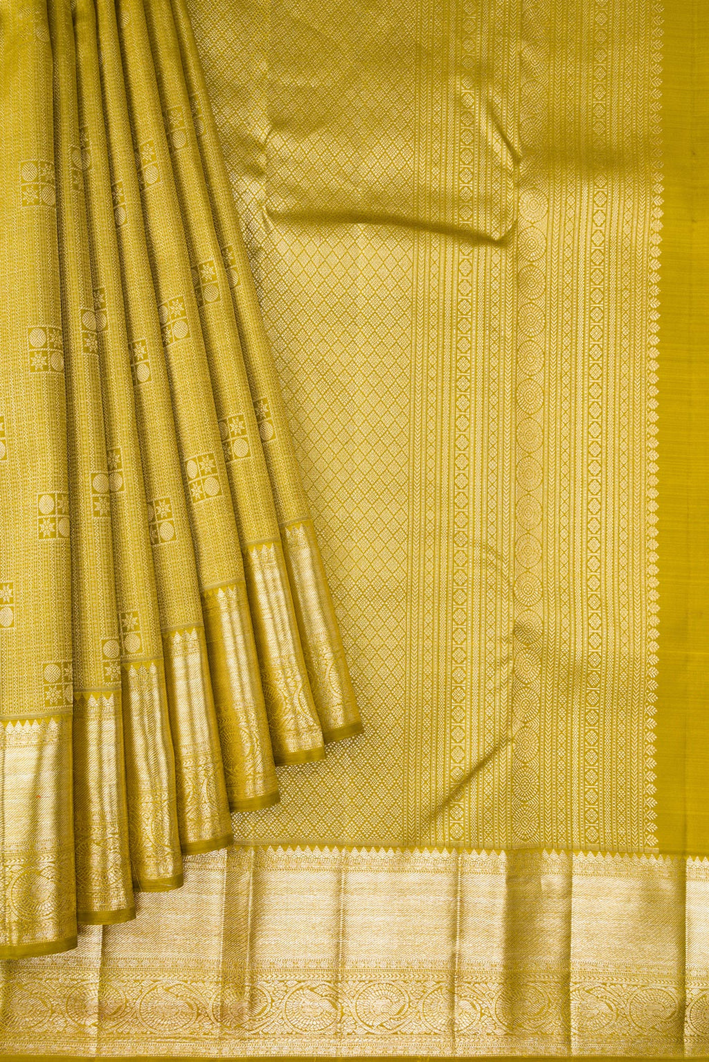 Pleats and pallu of Mehandi Green Dual Tone Kanchipuram Silk Saree with Zari Brocade on the body and Zari Border. 